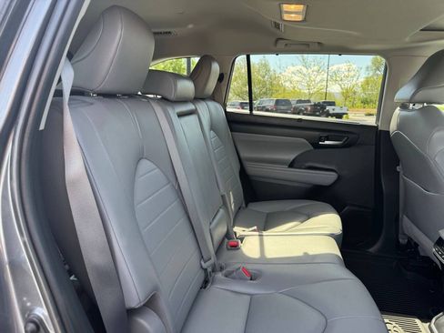 Used 2021 Toyota Highlander XLE AWD/4WD image 14