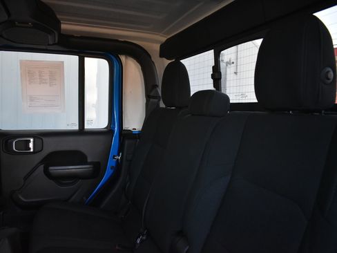 Used 2021 Jeep Gladiator Sport image 12