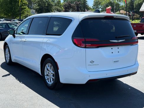 Used 2025 Chrysler Pacifica Select FWD image 6