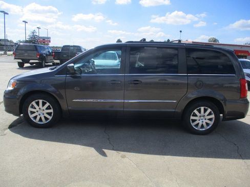Used 2016 Chrysler Town & Country Touring FWD image 3