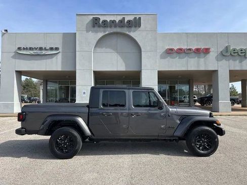 Certified 2022 Jeep Gladiator Sport AWD/4WD image 8