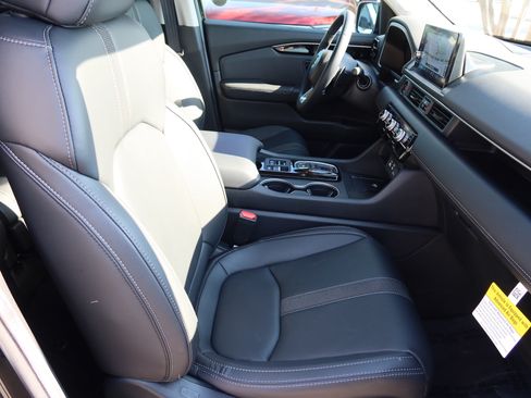 Used 2025 Honda Pilot Touring image 12