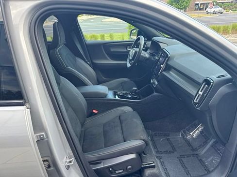 Certified 2025 Volvo XC40 B5 Plus AWD/4WD image 15