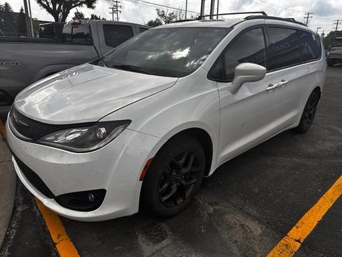 Used 2019 Chrysler Pacifica Touring-L w/ S Appearance Package FWD image 2