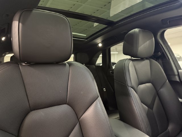 Certified 2024 Porsche Macan AWD/4WD image 26