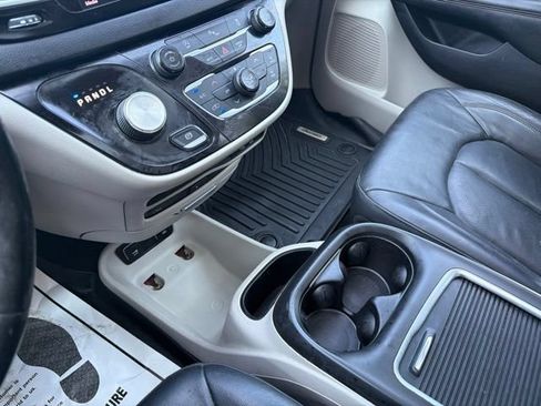 Used 2020 Chrysler Pacifica Touring-L Plus FWD image 34