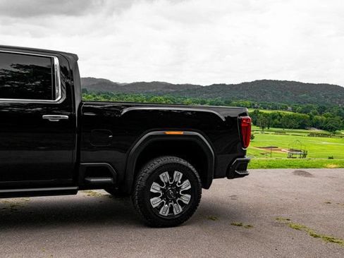 Used 2021 GMC Sierra 2500 Denali w/ Denali Black Diamond Edition AWD/4WD image 19