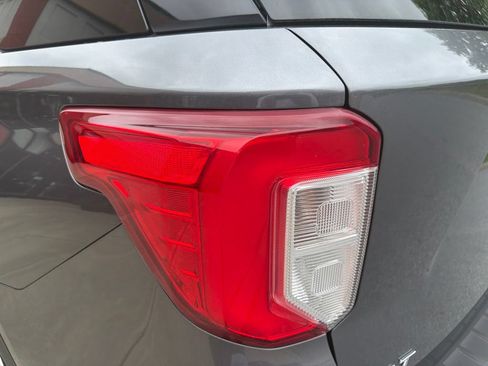 Used 2022 Ford Explorer XLT w/ Equipment Group 202A AWD/4WD image 18