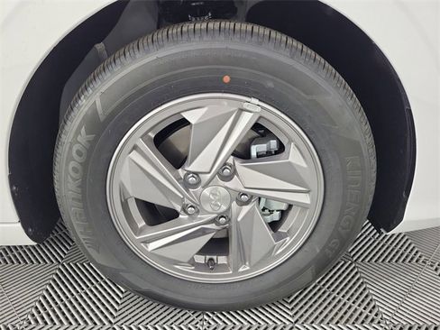 Certified 2025 Hyundai Elantra SE image 26