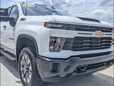 Used 2024 Chevrolet Silverado 2500 Custom w/ Custom Value Package AWD/4WD image 12