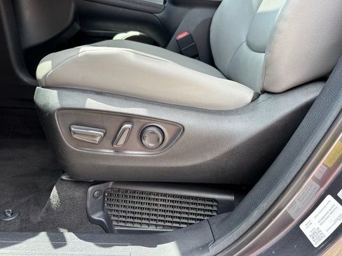 Used 2025 Toyota Sienna XLE FWD image 14