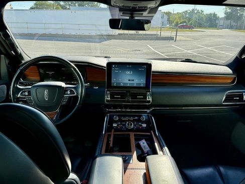 Used 2019 Lincoln Navigator Reserve image 17