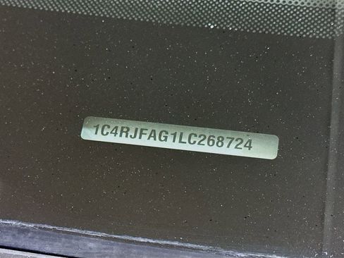 Used 2020 Jeep Grand Cherokee Laredo image 29