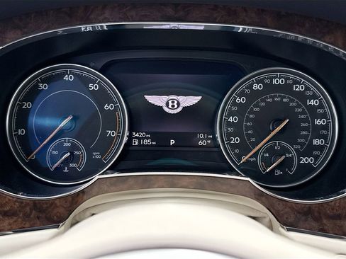 Used 2018 Bentley Bentayga image 33