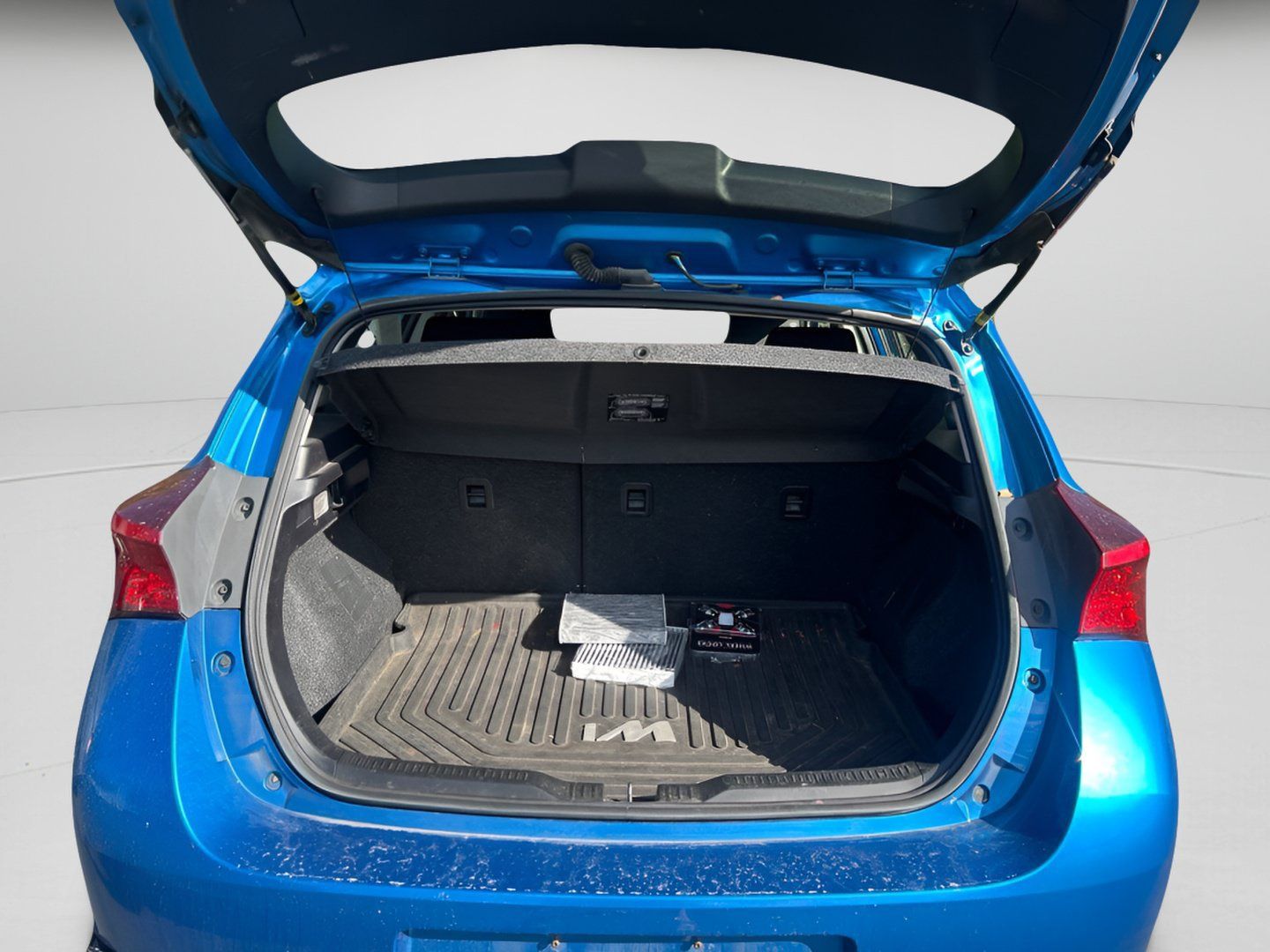 Used 2018 Toyota Corolla iM w/ All-Weather Mat Package FWD image 9