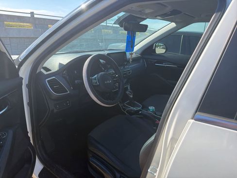 Used 2023 Kia Seltos S FWD image 3