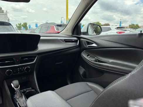 Used 2025 Buick Encore GX Preferred FWD image 34