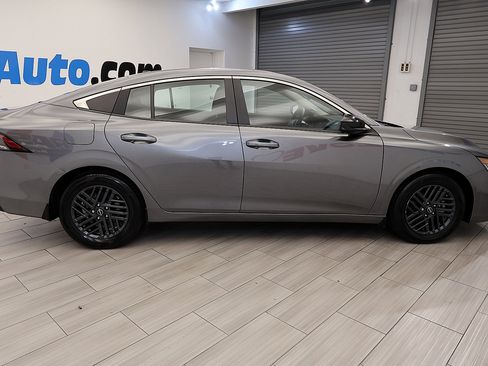Used 2026 Nissan Sentra SV w/ SV Convenience Package FWD image 6