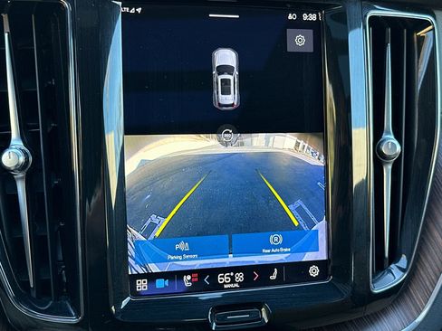 Certified 2023 Volvo XC60 B5 Ultimate w/ Climate Package image 25