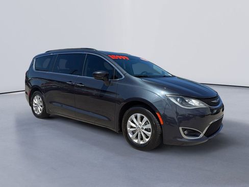 Used 2019 Chrysler Pacifica Touring Plus w/ Cold Weather Group FWD image 1