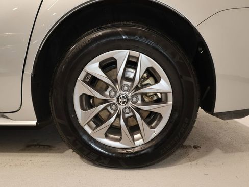 Used 2025 Toyota Sienna XLE image 32