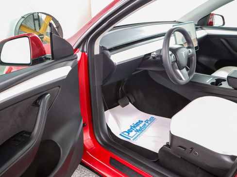 Used 2023 Tesla Model Y AWD image 3