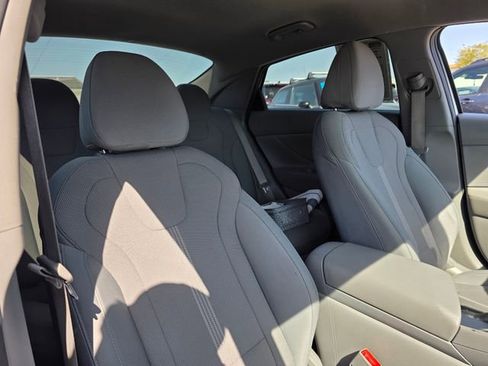 Used 2021 Hyundai Elantra SE FWD image 11