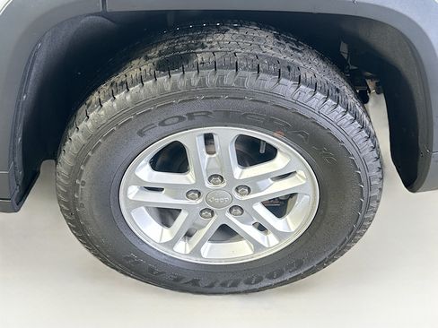 Used 2023 Jeep Grand Cherokee Laredo AWD/4WD image 11