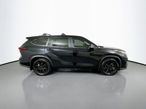 Used 2024 Toyota Highlander LE FWD image 4