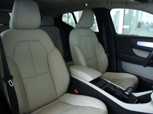Used 2021 Volvo XC40 T5 Momentum w/ Premium Package AWD/4WD image 24