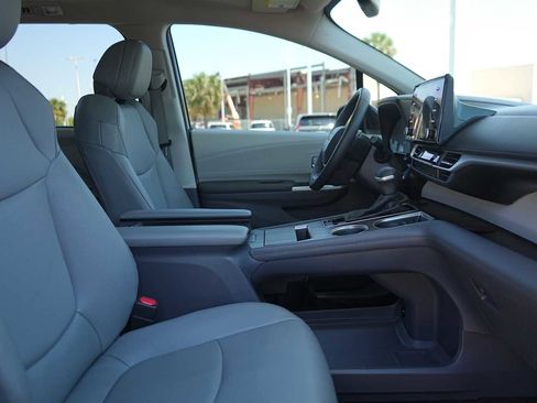Used 2023 Toyota Sienna XLE FWD image 15