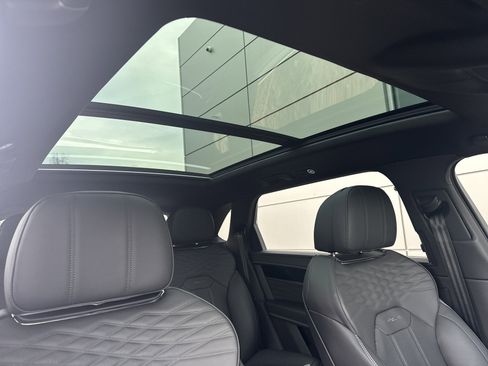 Used 2023 Bentley Bentayga Extended Wheelbase image 16