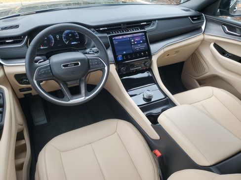 Used 2025 Jeep Grand Cherokee L Limited image 12