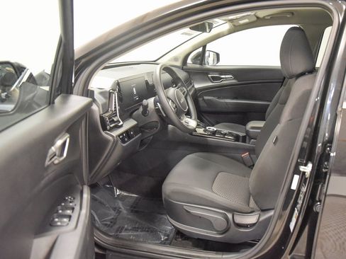 Used 2023 Kia Sportage LX image 2