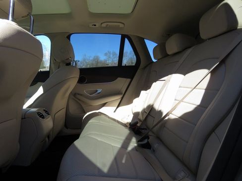 Used 2021 Mercedes-Benz GLC 300 4MATIC image 21