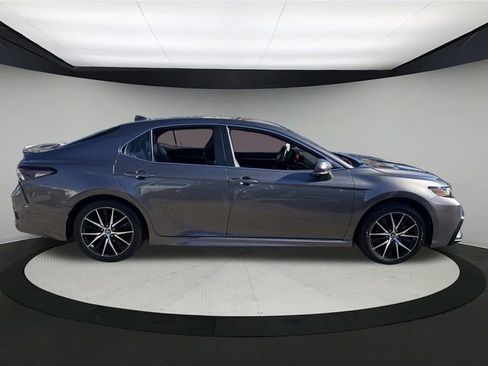 Used 2024 Toyota Camry SE image 5