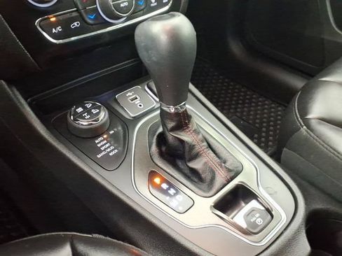 Used 2020 Jeep Cherokee Trailhawk w/ Cold Weather Group AWD/4WD image 28