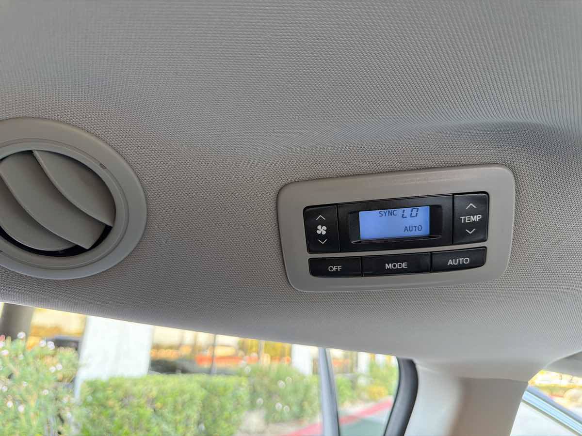Used 2018 Toyota Sienna SE FWD image 33