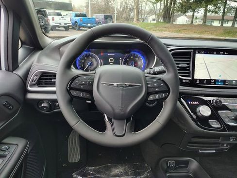New 2026 Chrysler Pacifica Select image 17
