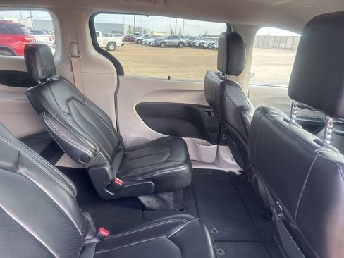 Used 2023 Chrysler Pacifica Touring-L FWD image 23
