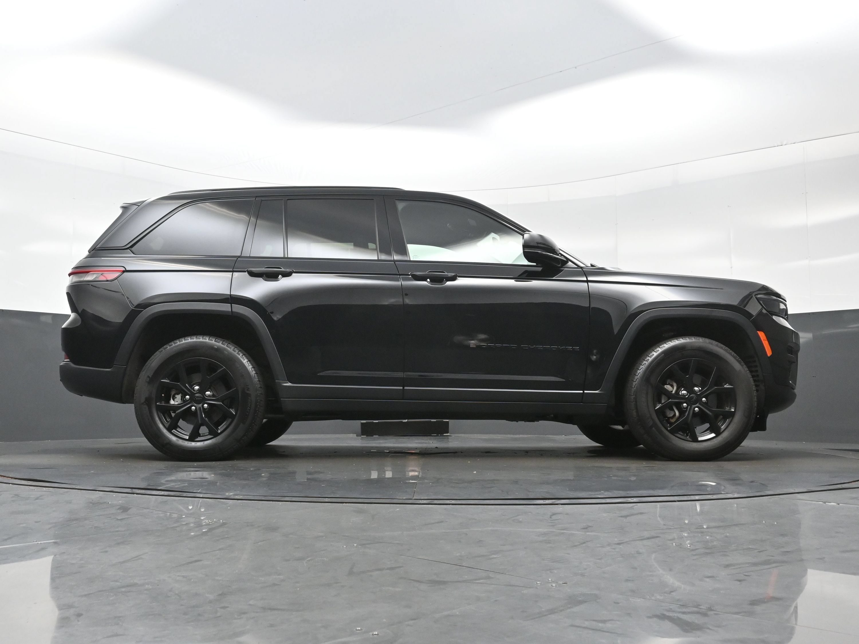 Used 2025 Jeep Grand Cherokee Altitude AWD/4WD image 31