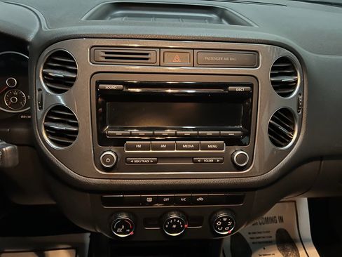 Used 2014 Volkswagen Tiguan S image 32