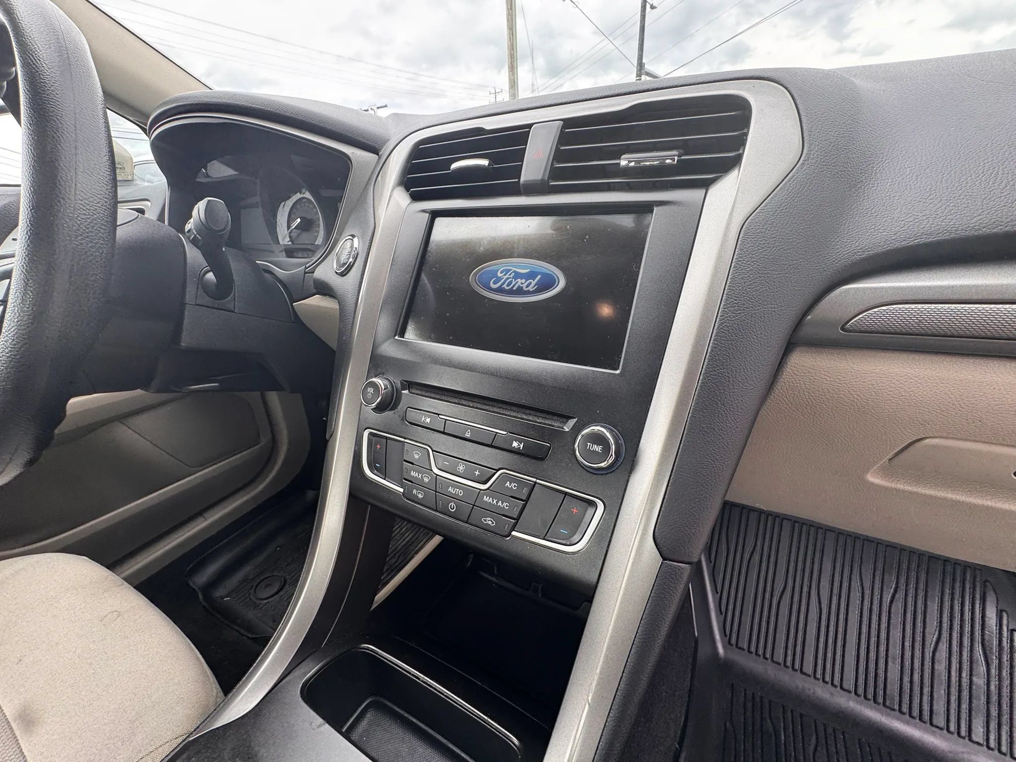 Used 2018 Ford Fusion SE w/ Fusion SE Technology Package FWD image 25