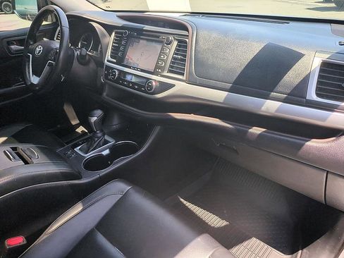 Used 2019 Toyota Highlander XLE FWD image 34