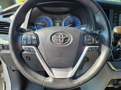 Used 2019 Toyota Sienna XLE w/ XLE Navigation Package AWD/4WD image 21