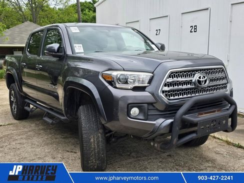 Used 2017 Toyota Tacoma TRD Sport w/ Tow Package (A/T) image 1