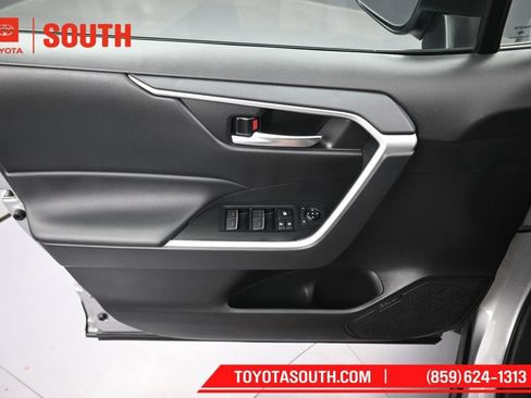 Used 2025 Toyota RAV4 XLE AWD/4WD image 23