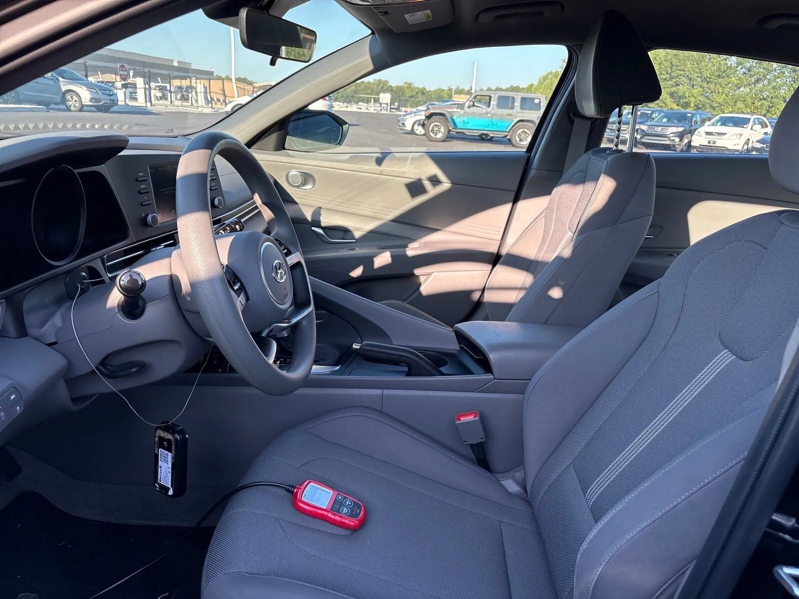 Used 2023 Hyundai Elantra SE w/ Preferred Accessory Package FWD image 4