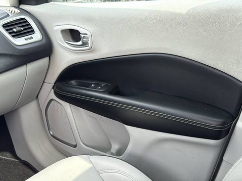 Used 2018 Jeep Compass Latitude w/ Popular Equipment Group FWD image 21