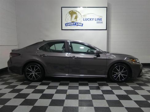 Used 2022 Toyota Camry SE w/ Cold Weather Package FWD image 6